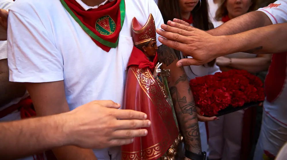 Bajada del Santo a la hornacina de San Fermín minutos previos a uno de los encierros de San Fermín 2022. PABLO LASAOSA