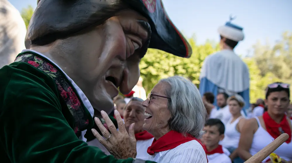 La Comparsa emociana a los residentes de la Casa de Misericordia. MAITE H. MATEO.