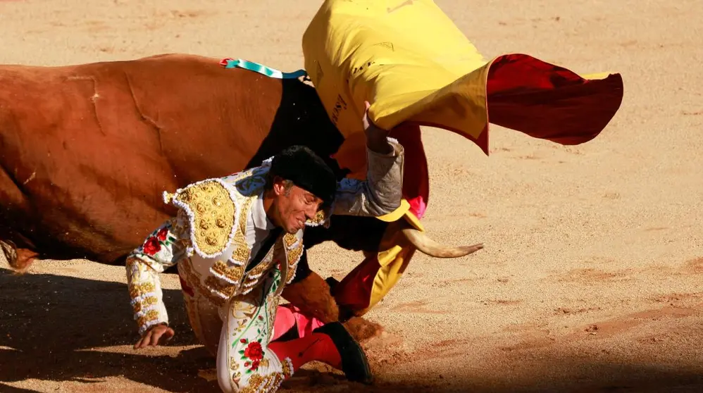 Manuel Escribano ha recibido a portagayola a su primer toro de La Palmosilla en la cuarta corrida de San Ferm&iacute;n 2022. REUTERS