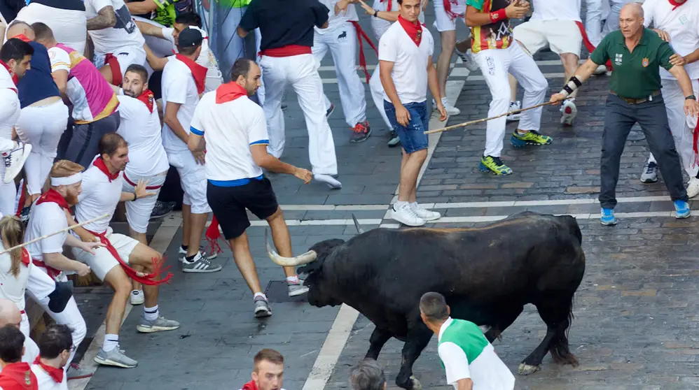 Quinto encierro de San Ferm&iacute;n 2022 con toros de la ganader&iacute;a de Hros. de Jos&eacute; Cebada Gago en el final de Estafeta y la zona de Telef&oacute;nica. I&Ntilde;IGO ALZUGARAY
