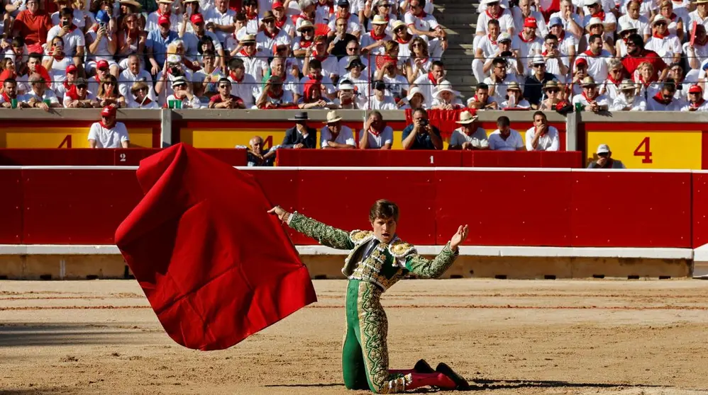 El diestro Juan Leal durante la lidia a su primer toro de la tarde en la sexta de abono de la Feria del Toro de los Sanfermines 2022 con toros de la ganader&iacute;a gaditana de Cebada Gago. REUTERS/Juan Medina