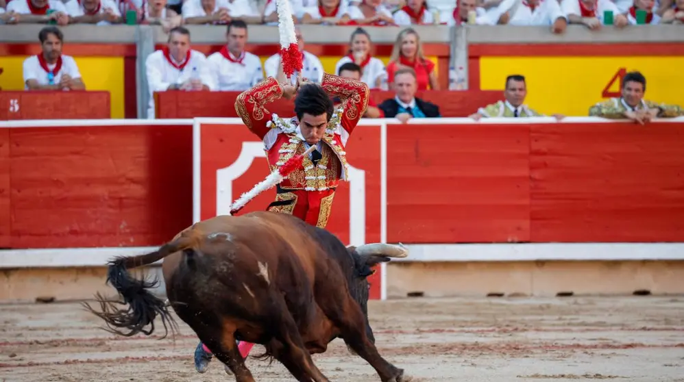El diestro Jesús Enrique Colombo durante la lidia del tercer toro de la tarde en la sexta de abono de la Feria del Toro de los Sanfermines 2022 con toros de la ganadería gaditana de Cebada Gago. REUTERS / Juan Medina