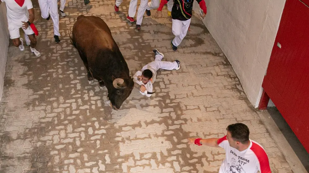 Sexto encierro de San Fermín con toros de Jandilla en el callejón . MAITE H.MATEO-1