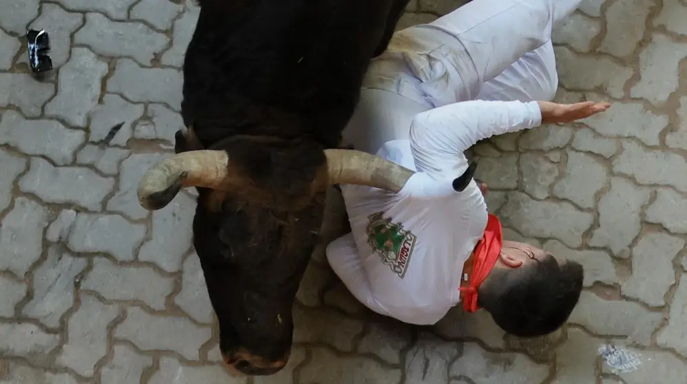 Los toros de la ganadería de Jandilla a su paso por el callejón de entrada a la plaza de toros durante el sexto encierro de los Sanfermines. EFE Villar López 3