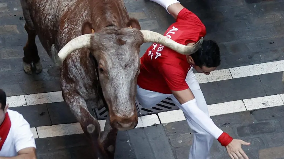 S&eacute;ptimo encierro de San Ferm&iacute;n 2022 con toros de Victoriano del R&iacute;o a su paso por la calle Estafeta. EFE Jes&uacute;s Diges 11