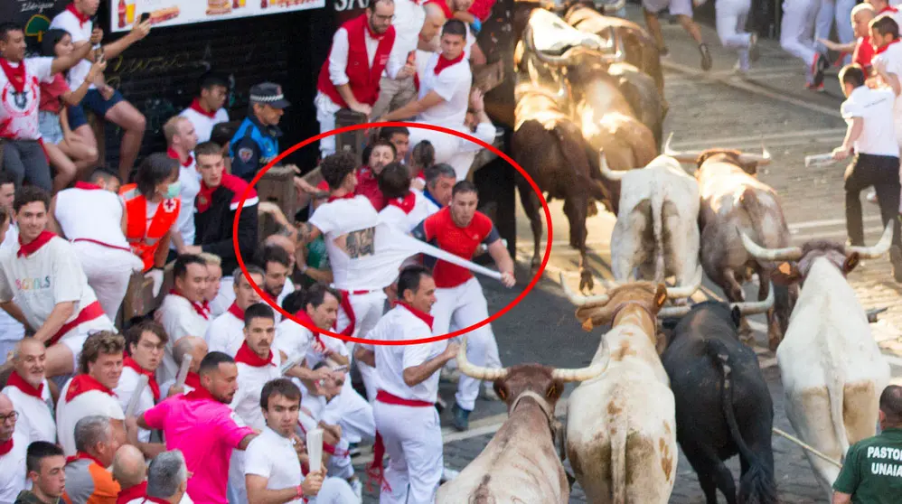 Mozo arranca la camiseta a otro corredor por el susto producido por el paso de los Miuras. ALEJANDRO VELASCO