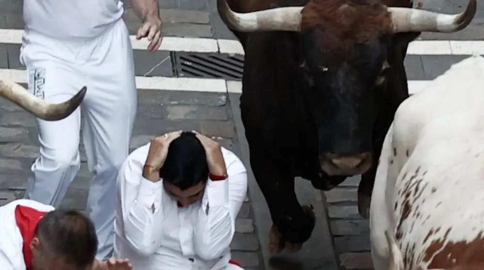 Último encierro de San Fermín 2022 con toros de la ganadería de Miura en la calle Estafeta. EFE Jesús Diges 04