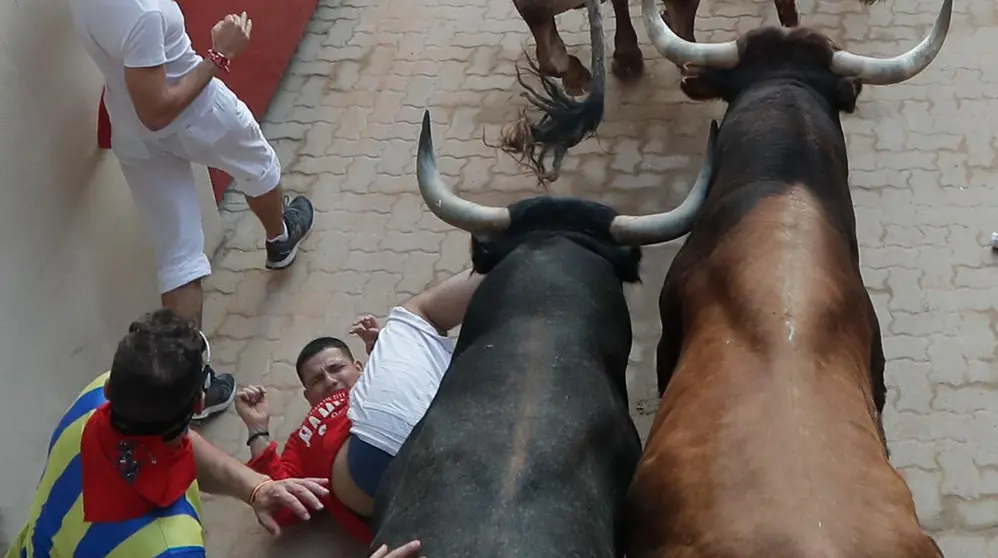 Último encierro de San Fermín 2022 con toros de la ganadería de Miura en la entrada a la plaza de toros. EFE Villar López 05