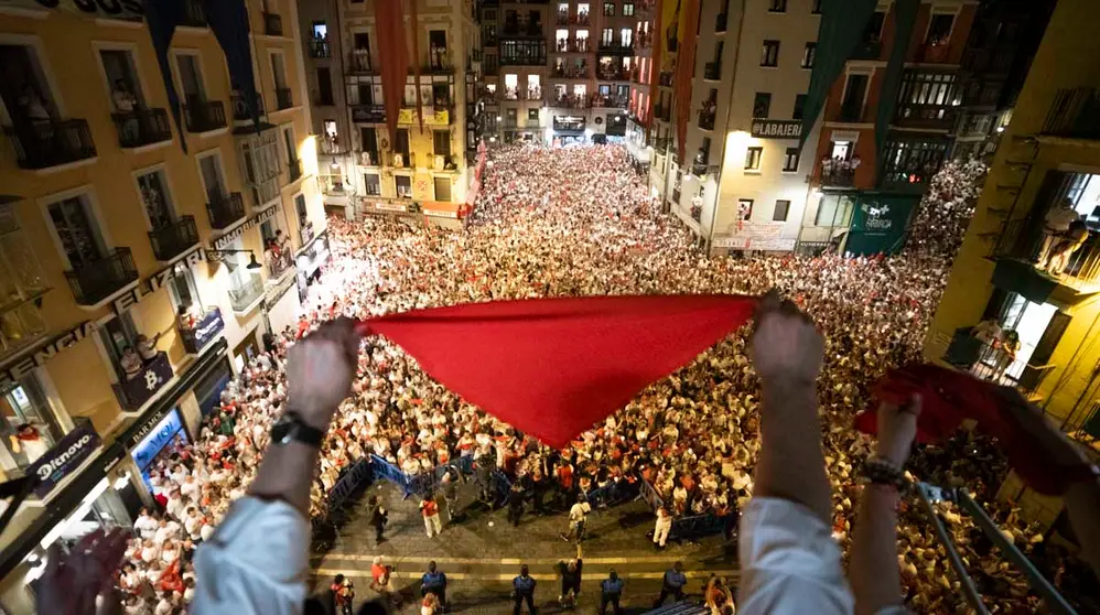 Pobre de mí anuncia el final de San Fermín 2022 desde la plaza del ayuntamiento a la 00:00. IRAITZ IRIARTE.