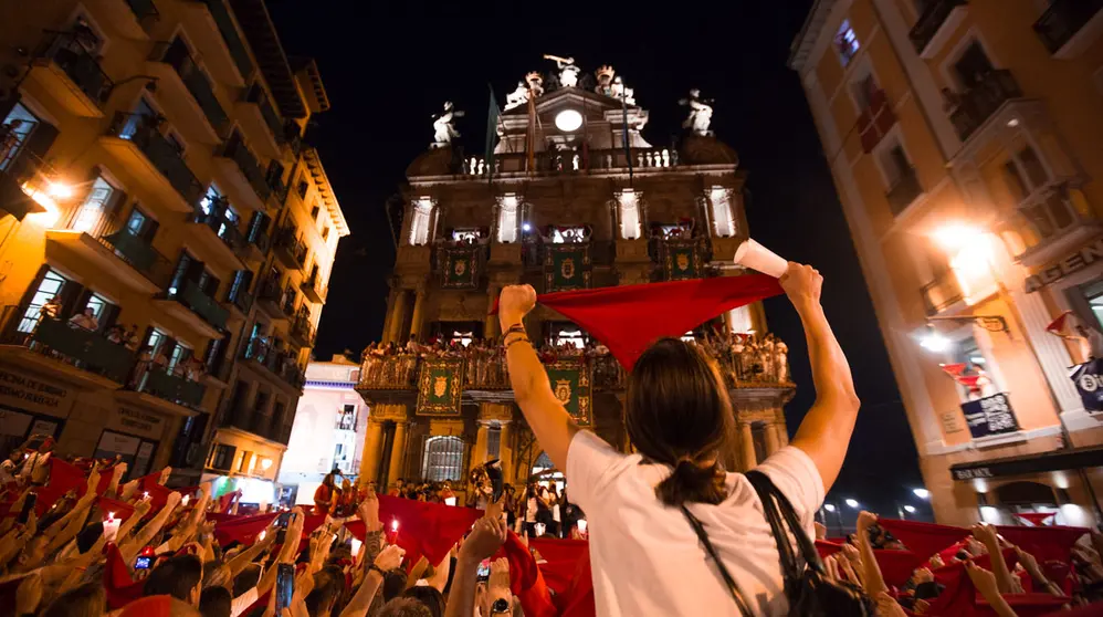 Pamplona se despide de San Fermín 2022 entonando el "Pobre de mí" desde la Plaza Consistorial. ALEJANDRO VELASCO