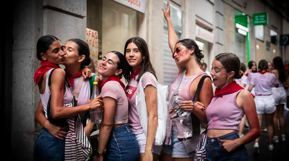 Chupinazo de San Fermín 2023 lanzado por Luis Sabalza y Osasuna desde el balcón
del Ayuntamiento de Pamplona. JASMINA AHMETSPAHIC