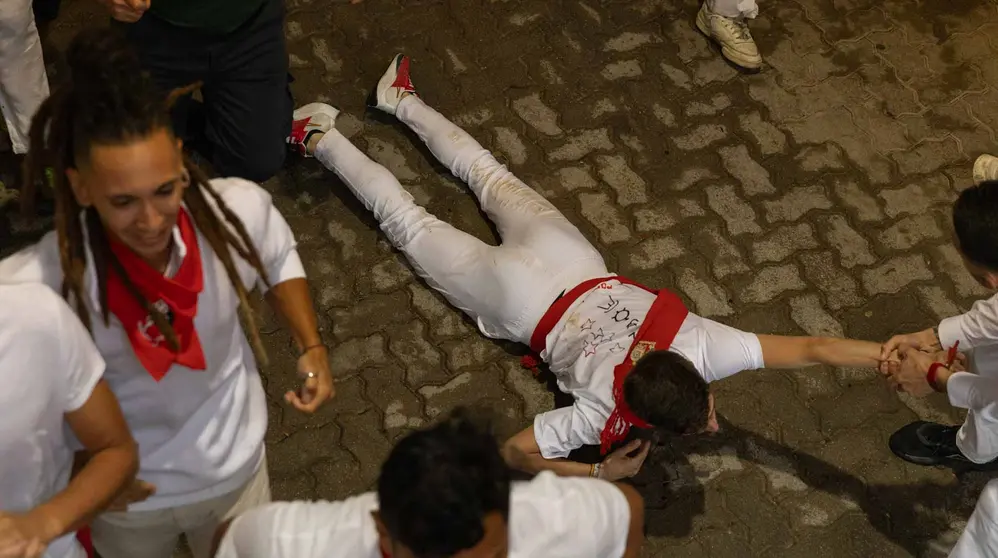 Primer encierro de San Ferm&iacute;n 2023 con toros de La Palmosilla en el callej&oacute;n. Maite H. Mateo-24