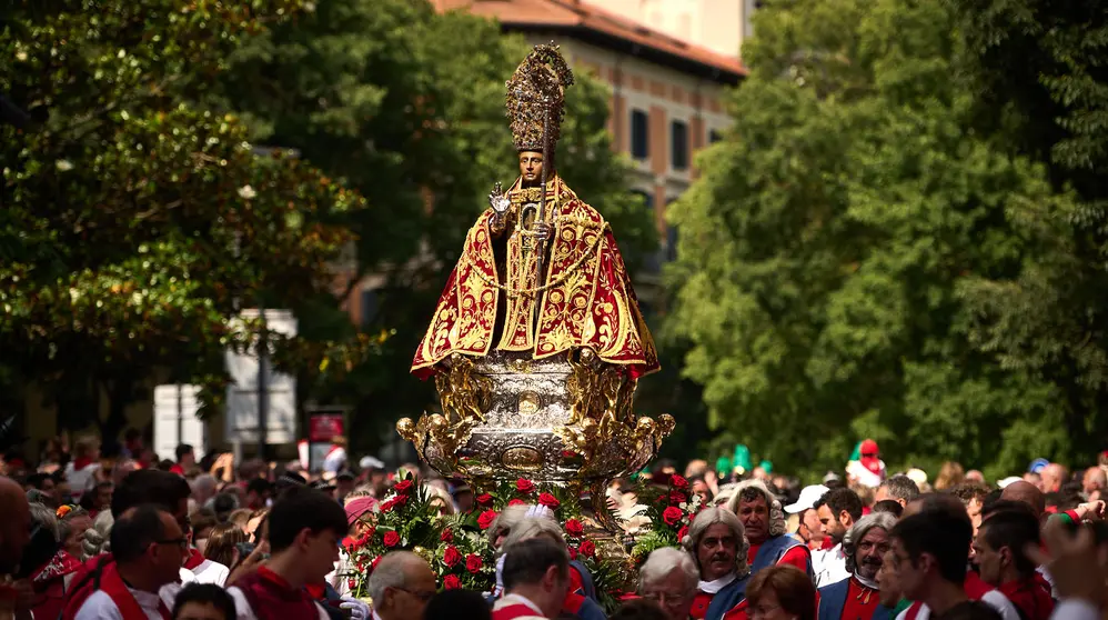 Procesión en honor a San Fermín por las calles de Pamplona durante sus fiestas de 2023. PABLO LASAOSA
