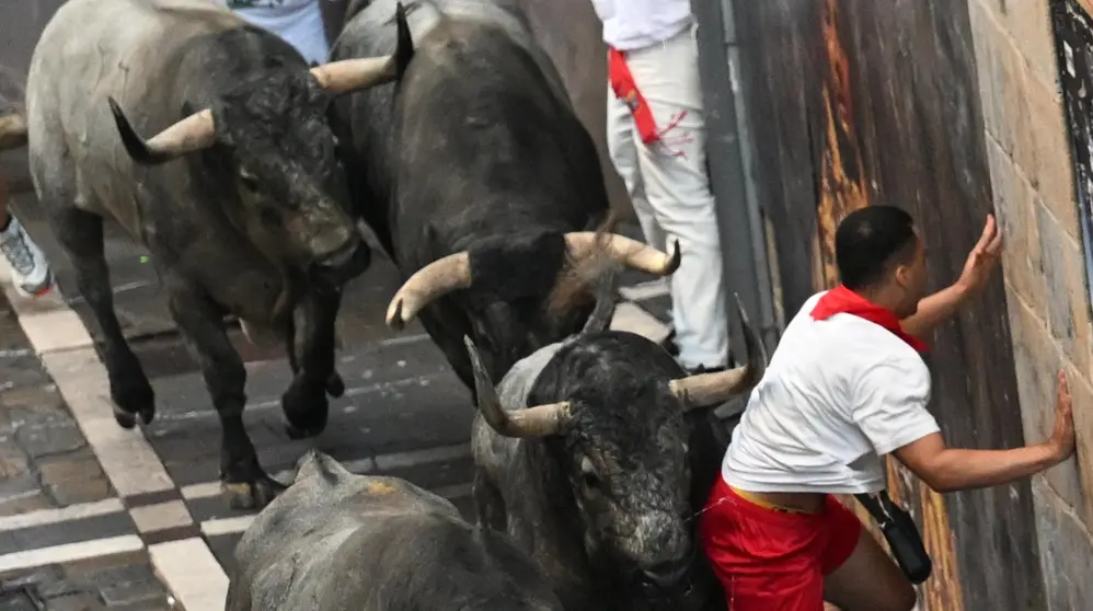 Segundo encierro de San Fermín 2023 con toros de José Esocolar en la curva de Mercaderes. EFE - Eloy Alonso (4)