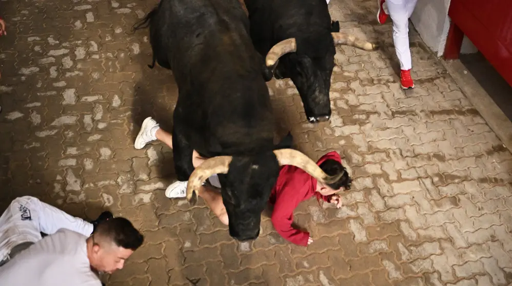 Segundo encierro de San Fermín 2023 con toros de José escolar en el callejón de la plaza de toros. PABLO LASAOSA