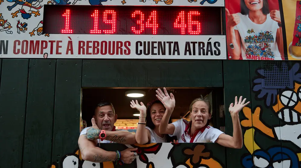 Segundo encierro de San Fermín 2023 en Telefónica a la altura del Teatro Gayarre con toros de José Escolar. HÉCTOR NAVARRO