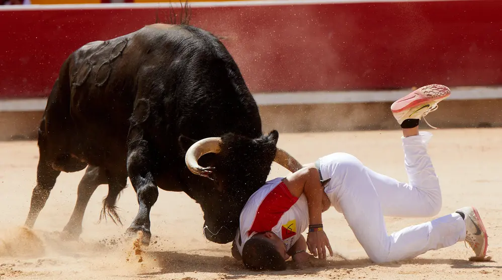 El recortador Cristian Rubio de Cuellar (Segovia) ha sido corneado durante el Concurso de Recortadores de San Ferm&iacute;n 2023 en la Plaza de Toros de Pamplona. I&Ntilde;IGO ALZUGARAY