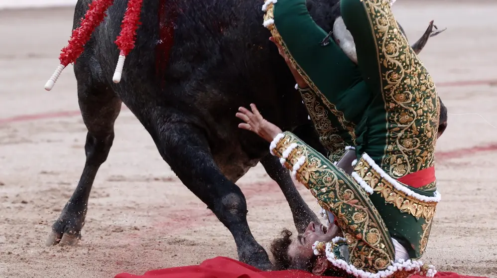 Fernando Robleño sufre una cogida por su primer toro en la Plaza de Toros de Pamplona, dentro de la Feria del Toro de los Sanfermines 2023. EFE - Jesús Diges (5)