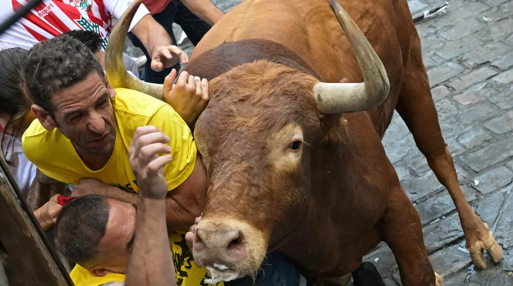 Tercer encierro de San Fermín 2023 con toros de Cebada Gago en el tramo de Telefónica. EFE - Daniel Fernández (4)
