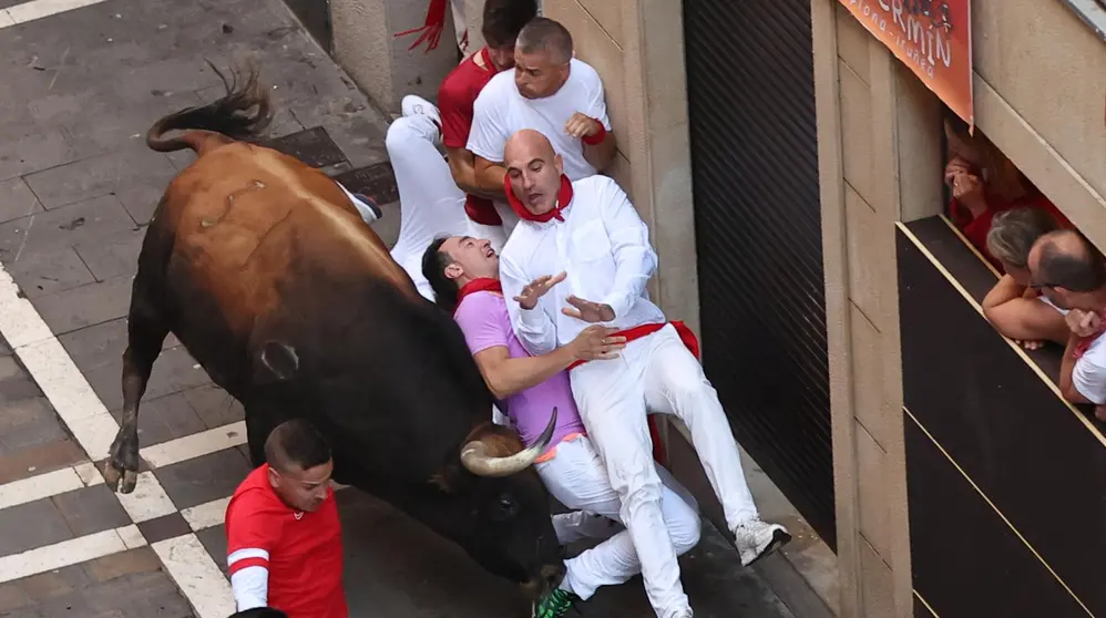 Cuarto encierro de San Fermín 2023 con toros de Fuente Ymbro en la calle Estafeta. EFE - J.P. Urdiroz (11)