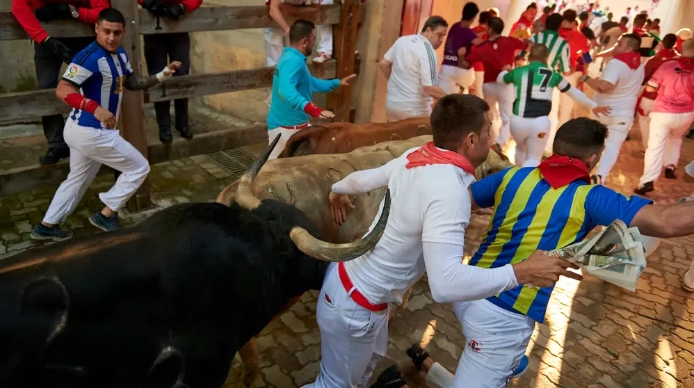 Cuarto encierro de las fiestas de San Fermín 2023 desde la bajada al callejón, en Telefónica, con toros de Fuente Ymbro. IRANZU LARRASOAÑA