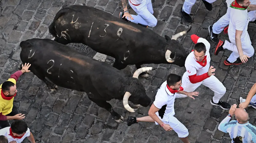 Cuarto encierro de San Ferm&iacute;n 2023 con toros de Fuente Ymbro en el tramo de Telef&oacute;nica. PABLO LASAOSA
