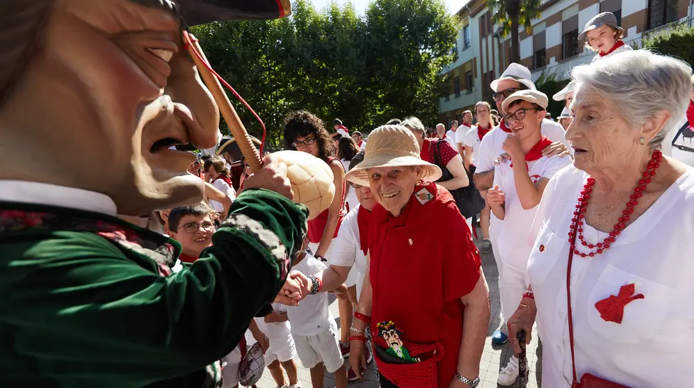 Visita de la Comparsa de Gigantes y Cabezudos a la Casa de la Misericordia de Pamplona durante las fiestas de San Fermín 2023. IÑIGO ALZUGARAY