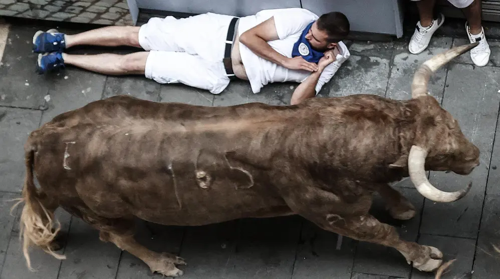 Quinto encierro de San Fermín 2023 con toros de Núñez del Cuvillo en la calle Estafeta. EFE - Jesús Diges (7)