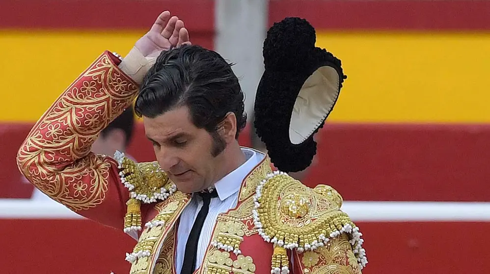 GRAFCAV934. PAMPLONA, 11/07/2023.- El diestro Morante de la Puebla lanza su montera al coso pamplon&eacute;s antes de comenzar la faena a su segundo toro en suerte esta tarde en la Plaza de Toros de Pamplona dentro de la Feria del Toro de los Sanfermines 2023, donde ha compartido cartel con Alejandro Talavante y Andr&eacute;s Roca Rey con toros de la ganader&iacute;a gaditana de N&uacute;&ntilde;ez del Cuvillo.    EFE/Eloy Alonso
