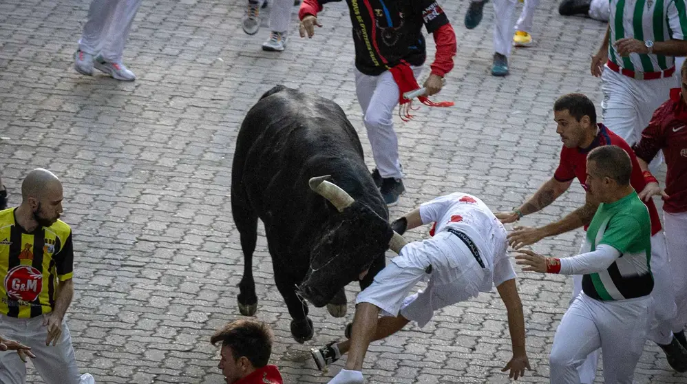 Séptimo encierro de San Fermín con toros de Victoriano del Río en el callejón. Maite H. Mateo-4