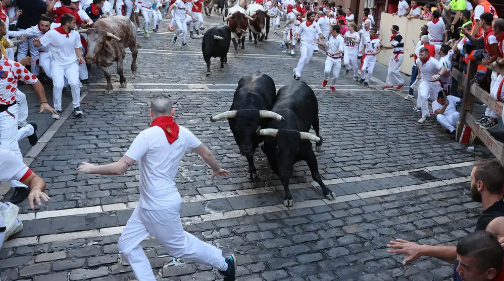 S&eacute;ptimo encierro de San Ferm&iacute;n 2023 con toros de Victoriano del R&iacute;o en la curva de Mercaderes. EFE - Villar L&oacute;pez (1)