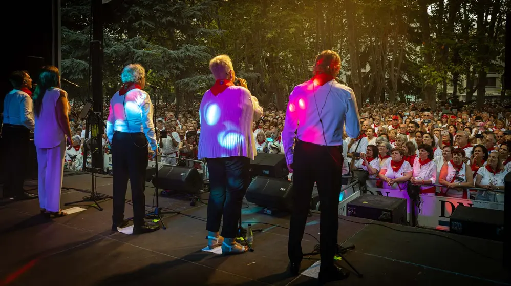 Cientos de personas corean las canciones de Mocedades en la Plaza de la Cruz de Pamplona. Maite H. Mateo_-22