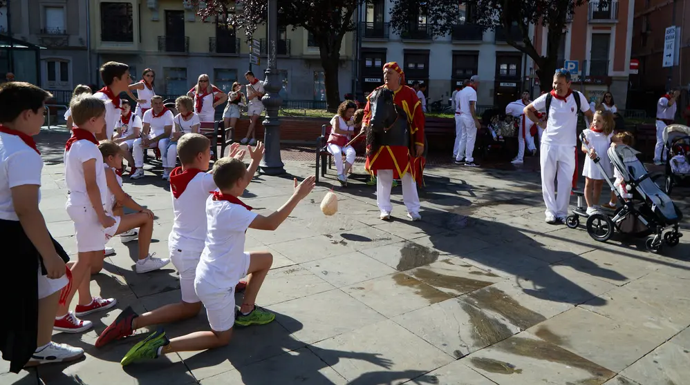 La Comparsa de Gigantes y Cabezudos recorre las calles del Casco Viejo de Pamplona durante la mañana del 13 de julio en las fiestas de San Fermín de 2023. IÑIGO ALZUGARAY