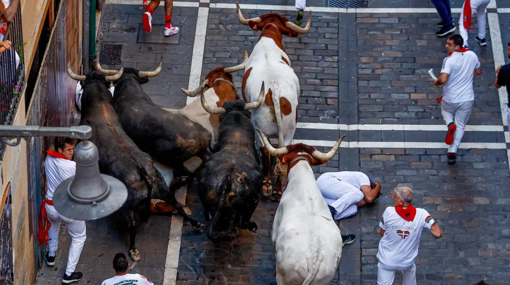 Último encierro de San Fermín 2023 con toros de Miura en la calle Estafeta. EFE - Rodrigo Jiménez (4)