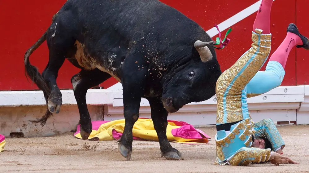 GRAFCAV1173. PAMPLONA, 14/07/2023.- El diestro Rub&eacute;n Pinar sufre una cogida durante la lidia al primer toro de la tarde en la &uacute;ltima corrida de abono de la Feria del Toro de los Sanfermines 2023, con toros de la ganader&iacute;a sevillana de Miura, donde ha compartido cartel con Rub&eacute;n Pinar y Juan Leal. EFE/ Rodrigo Jim&eacute;nez
