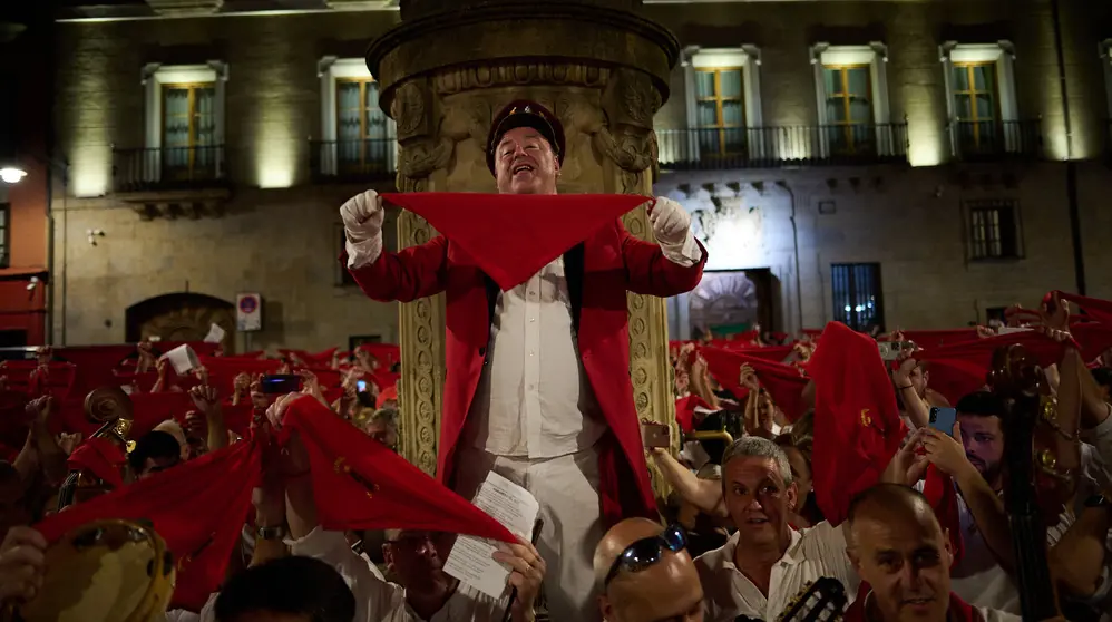 La Cofradía de San Saturnino oferece un Pobre de mi alternativo en honor al Guti en la Plaza del Consejo durante San Fermín 2023. PABLO LASAOSA