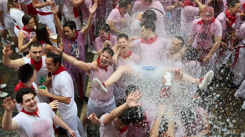 Miles de personas celebran el Chupinazo en la Plaza del Ayuntamiento de Pamplona, con el que se da inicio a las Fiestas de San Fermín 2024. IÑIGO ALZUGARAY