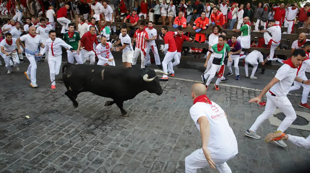 Segundo encierro de las fiestas de San Ferm&iacute;n 2024 con toros de Cebada Gago en el tramo de telef&oacute;nica. HECTOR NAVARRO