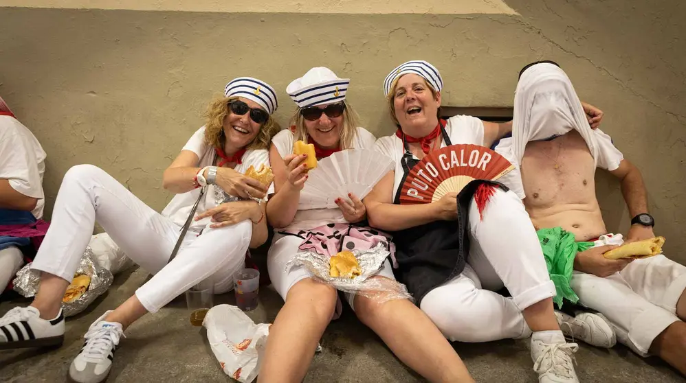 Ambiente en la Plaza de Toros de Pamplona durante la segunda corrida de San Fermín. MAITE H.MATEO-11
