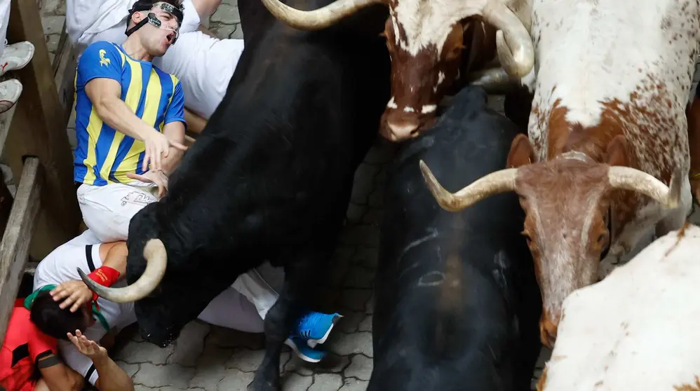 Tercer encierro de San Fermín el día 9 de julio de 2024 con toros de Victoriano del Río en Pamplona en la bajada al callejón . EFE - VILLAR LÓPEZ (10)