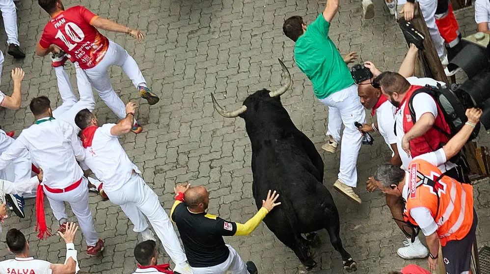 Tercer encierro de San Fermín 2024 con toros de la ganadería de Victoriano del Río en el tramo de Telefónica. IÑIGO ALZUGARAY
