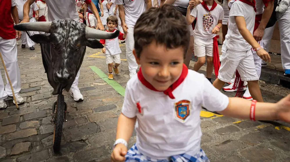 PRIMER  ENCIERRO TXIKI DE LOS SANFERMINES EN LA CUESTA DE SANTO DOMINGO DE PAMPLONA. MAITE H. MATEO-22