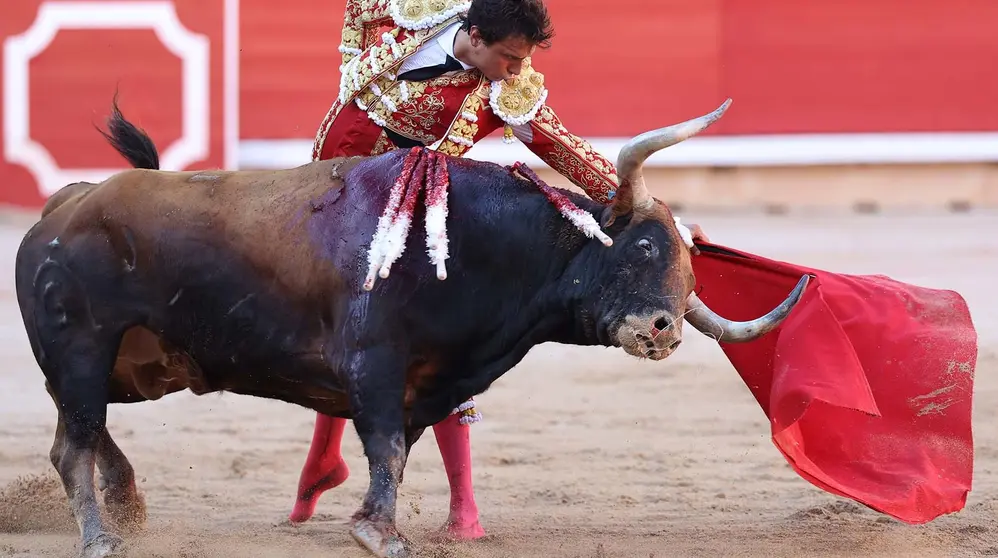 El diestro Roca Rey durante la lidia a su primer toro de la tarde en la sexta de abono de la Feria de Toro de los Sanfermines 2024 donde ha compartido cartel con Miguel Angel Perera y Tomas Rufo. EFE/Juan Pedro Urdiroz