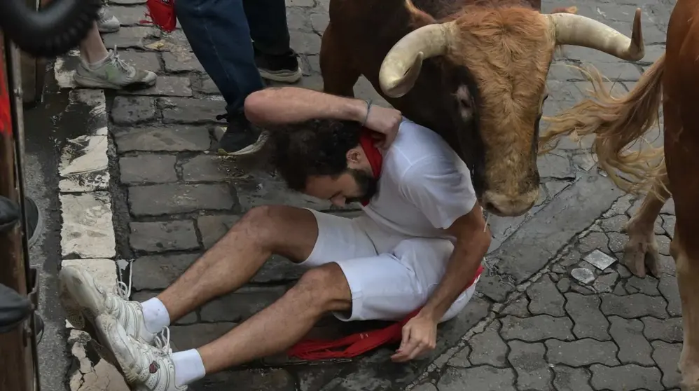 Quinto encierro de San Fermín el día 11 de julio de 2024 con toros de Domingo Hernández en Pamplona en el tramo de Telefónica. EFE - AINHOA TEJERÍA (3)