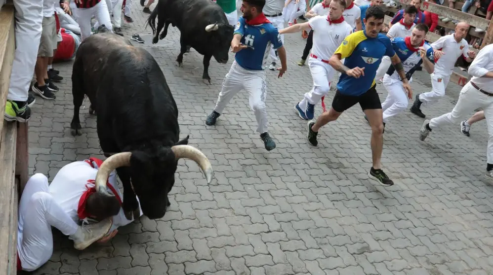 Quinto encierro de San Fermín 2024 con toros de Domingo Hernández en la bajada al callejón. JAVIER MUTILVA
