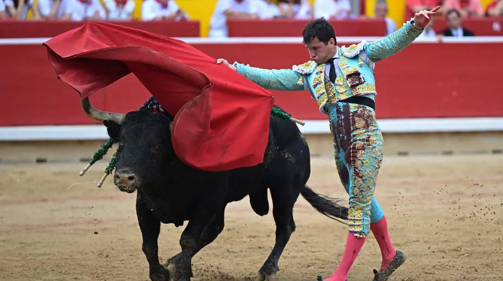 El diestro Daniel Luque durante la lidia a su segundo toro de la tarde dentro de la Feria del Toro de los Sanfermines 2024. EFE Daniel Fernández