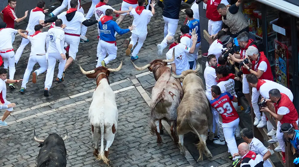Sexto encierro de San Fermín 2024 con toros de la ganadería de Jandilla en el tramo de Mercaderes. IÑIGO ALZUGARAY