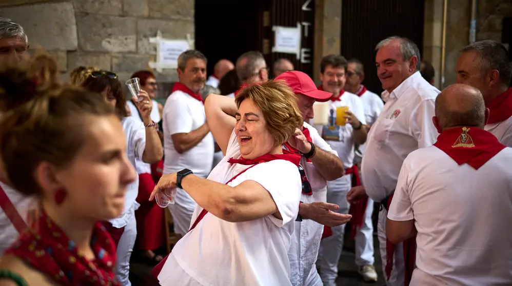 Ambiente festivo por las calles de Pamplona durante San Fermín 2024. PABLO LASAOSA