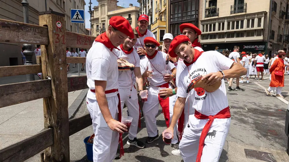 Calles abarrotadas en el segundo fin de semana de San Fermín. MAITE H. MATEO-09