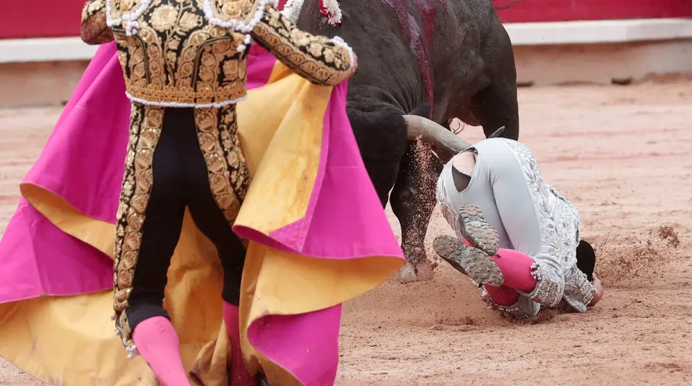 Un banderillero de la cuadrilla del diestro Gómez del Pilar es alcanzado por el quinto toro de la tarde dentro de la Feria del Toro de los Sanfermines 2024 donde Gómez del Pilar ha compartido cartel con Rafaelillo y Juan